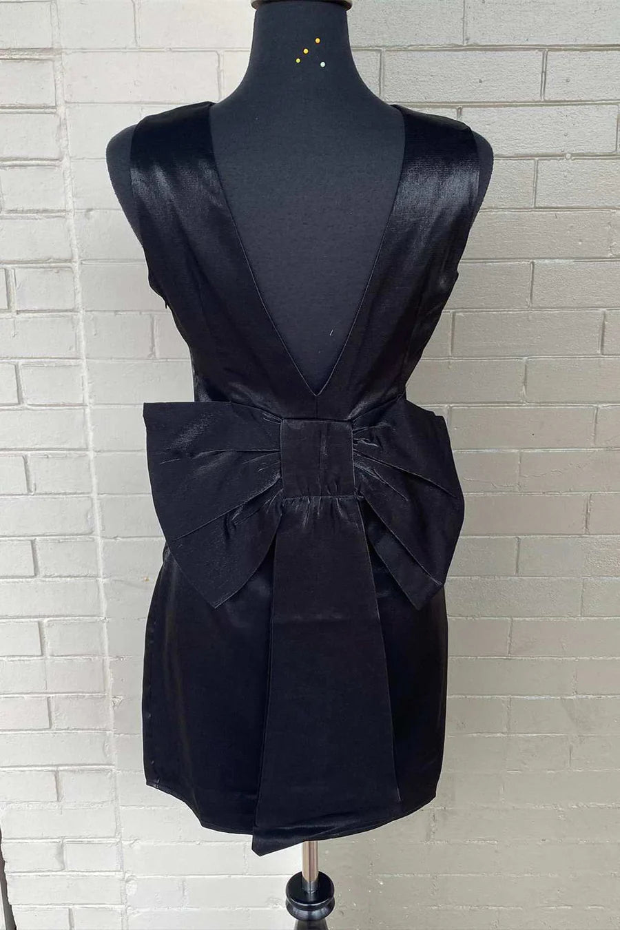 Vestido corto de fiesta con cuello redondo y lazo en la espalda